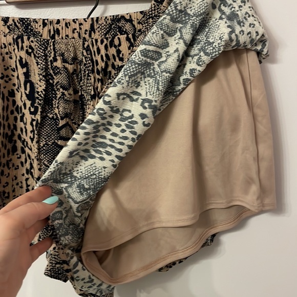 Lizard Thicket Neutral/Light Pink Leopard Shorts. - Picture 3 of 6
